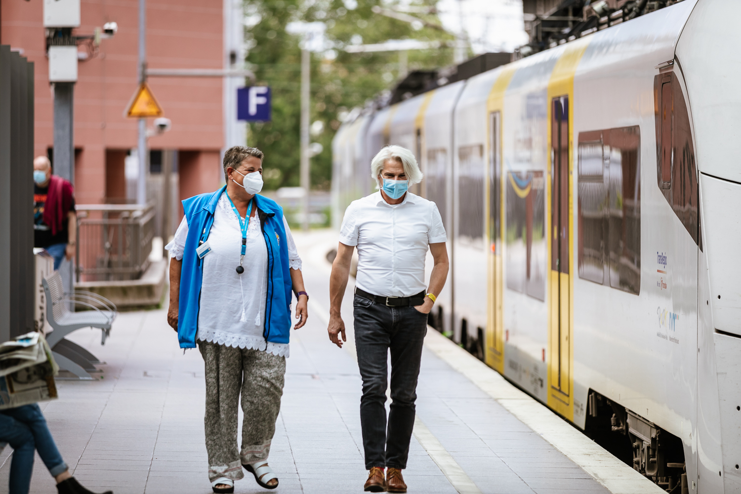 Überzeugungstäter auf dem Weg: Corinna Rindle und Michael Vogt gehen nebeneinander über einen Bahnsteig.