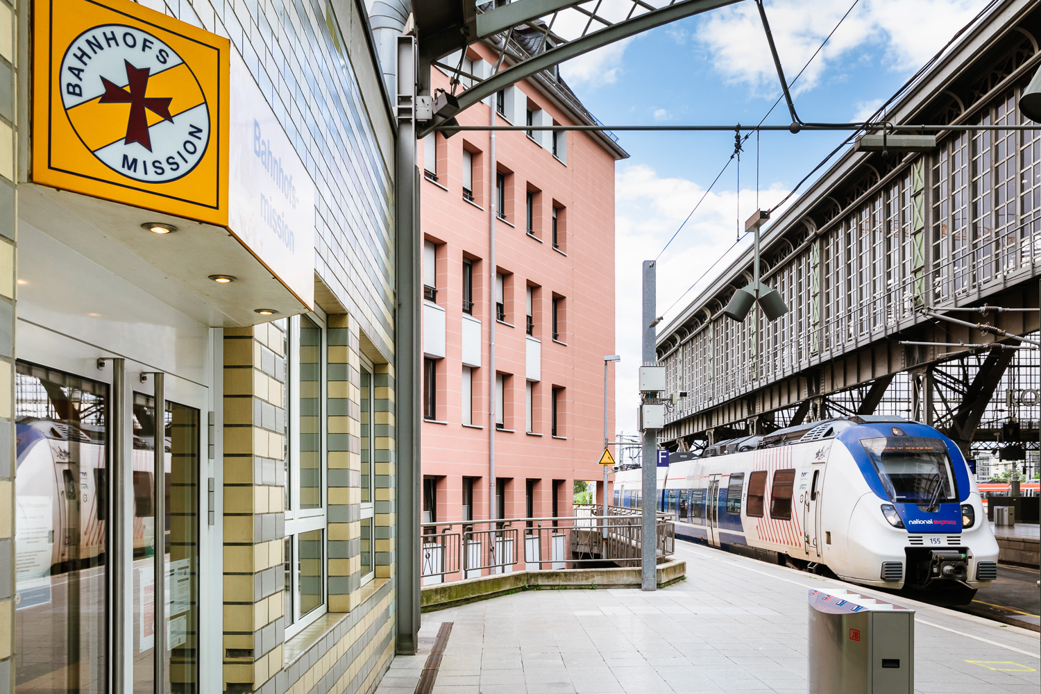 Das Bild zeigt den Eingang der Kölner Bahnhofsmission.