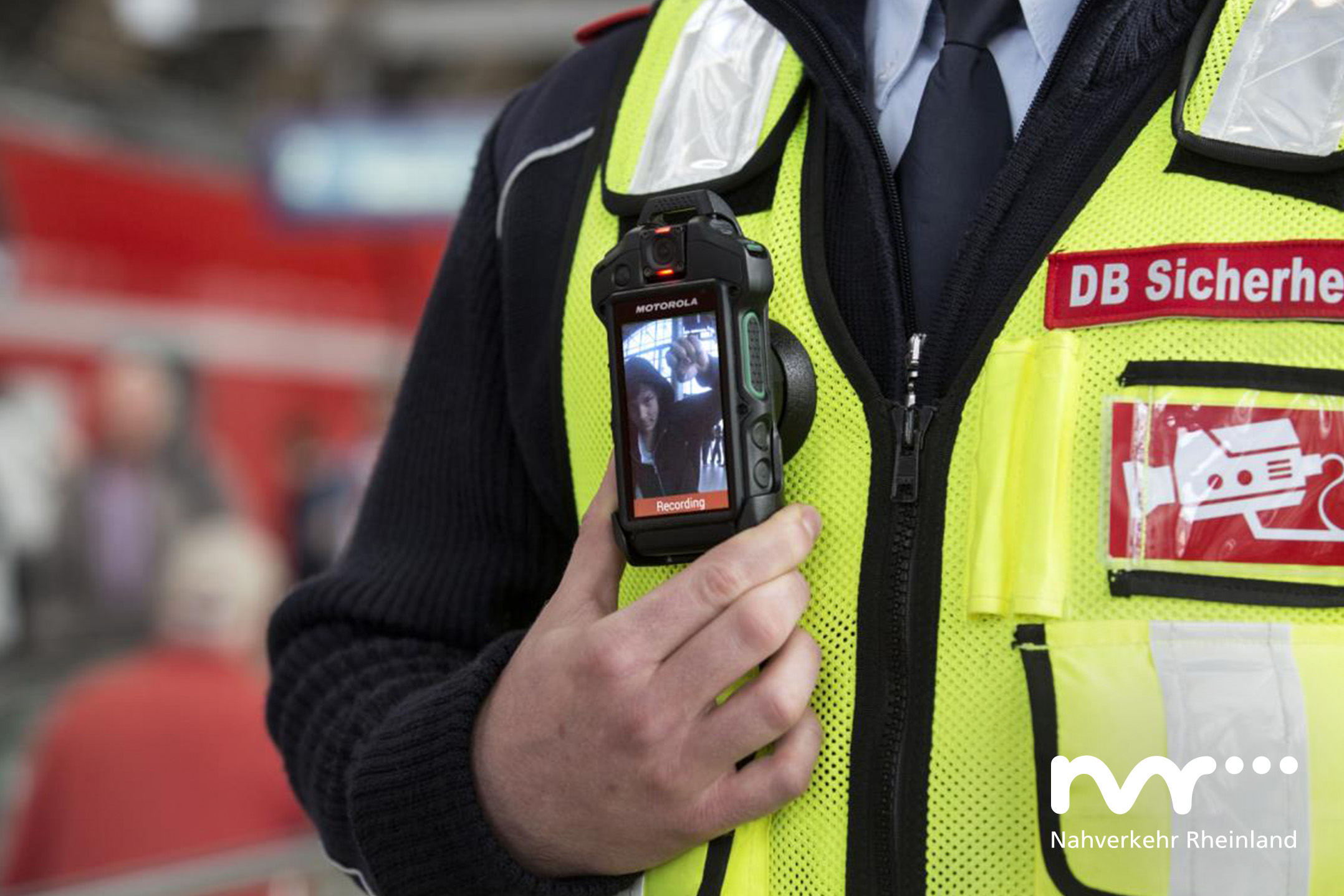 Bitte lächeln: Die Bodycam einer DB-Sicherheitskraft zeigt den Fahrgästen, dass sie gerade „live auf Sendung“ sind.