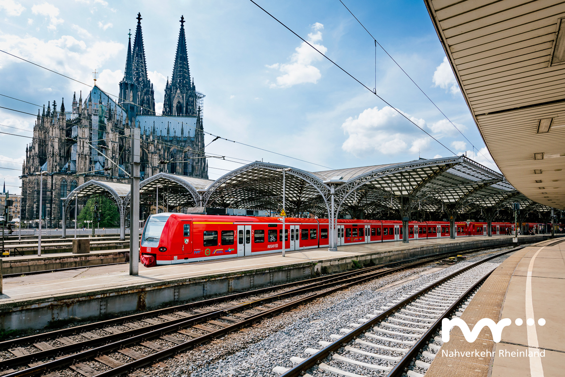 Eine S-Bahn-Köln steht an einem Gleis im Kölner HBF. 