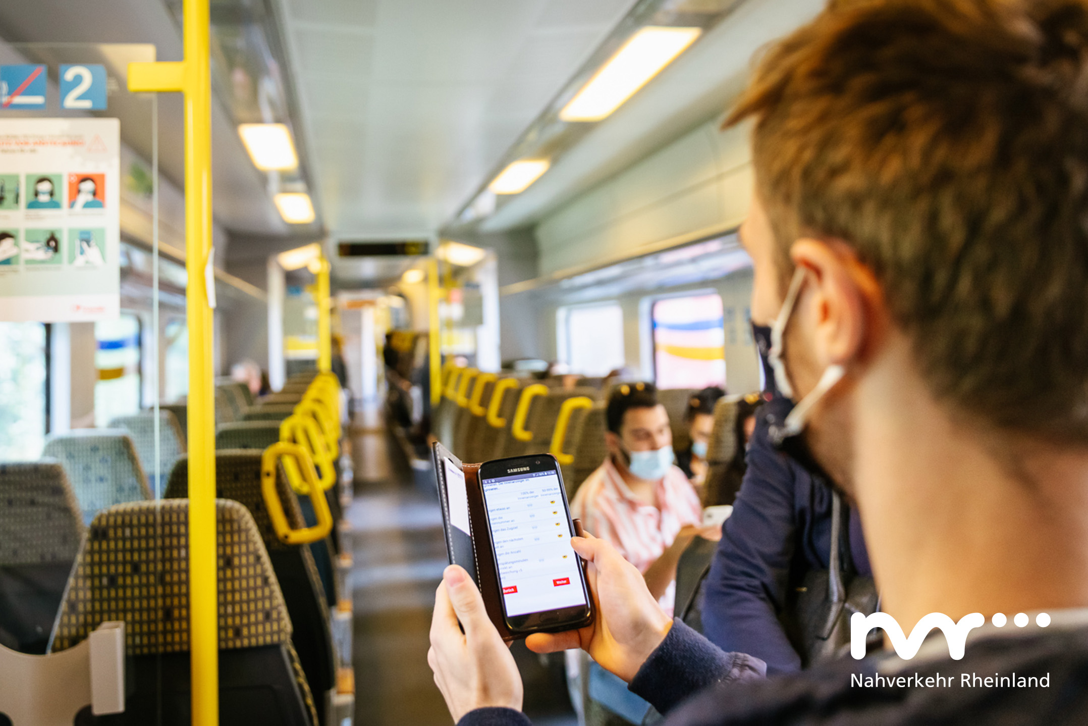 Unterwegs im Auftrag der Qualität: Ein Profitester prüft den Innenraum einer Bahn anhand einer Checkliste auf dem Smartphone.