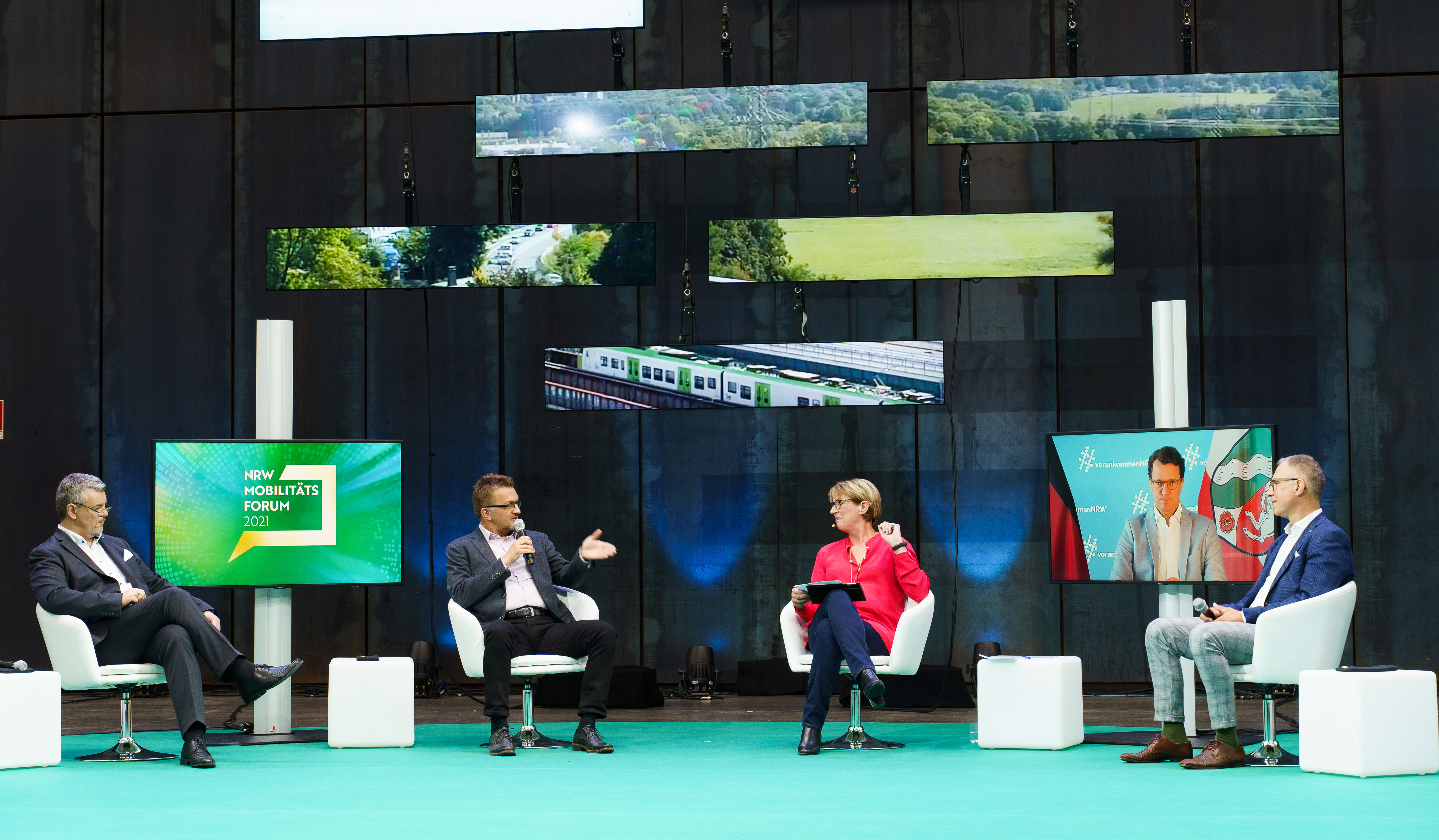 Das Bild zeigt eine Podiumsdiskussion auf dem NRW-Mobilitätsforum.