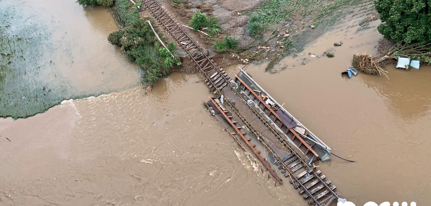 Die Reste einer Eisenbahnbrücke zeigen die große Zerstörungskraft der Wassermassen, die Mitte Juli weite Teile von Nordrhein-Westphalen und Rheinland-Pfalz zerstört haben.