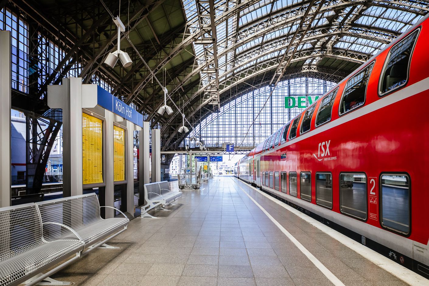 Mehrere Bilder zeigen die Auswirkungen der Pandemie auf die Fahrgastzahlen: ein leerer Bahnsteig auf dem Kölner Hauptbahn, eine leere U-Bahn-Station, ein kaum genutzter Bus sowie wenig Andrang an Fahrkartenautomaten.