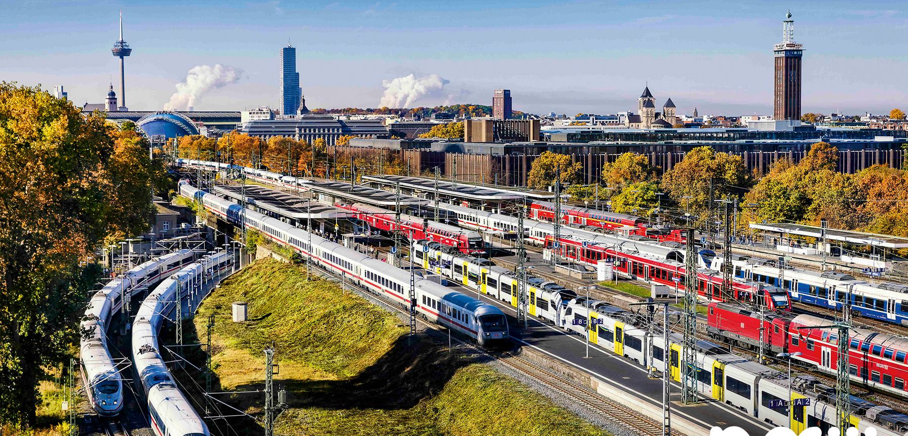 Eine eindrucksvolle Sicht aus der Vogelperspektive auf die Skyline Kölns und den sehr stark frequentierten Bahnhof Deutz. 